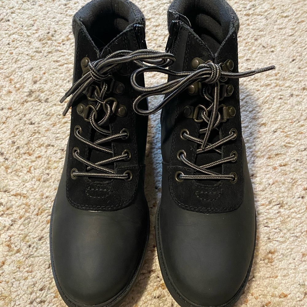 Clarks black boots size 7, in excelletn condition